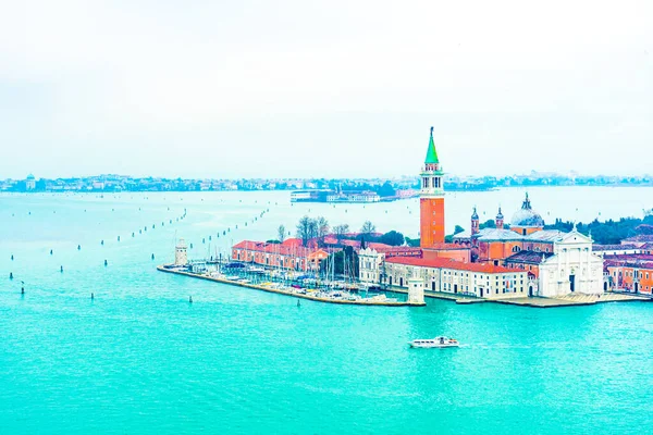 2 Aralık 2021 - Venedik, İtalya: Chiesa di San Giorgio Maggiore ve Venedik Gölüne Panoramik Bakış.