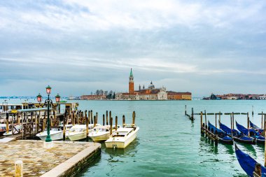 2 Aralık 2022 - İtalya, Venedik: Chiesa di San Giorgio Maggiore ile Büyük Kanal 'da Isola di San Giorgio Maggiore manzarası.