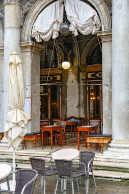 2 Aralık 2021 - Venedik, İtalya: Caff Florian 'ın açık terası San Marco Meydanı' nda bir kış günü.