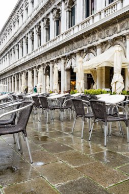 2 Aralık 2021 - Venedik, İtalya: Bir kış günü San Marco Meydanı 'nda Caffe Florian' ın açık terası.