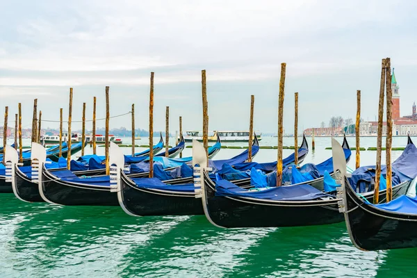 Grudnia 2021 Wenecja Włochy Gondola Zacumowana Stacji Benzynowej San Marco — Zdjęcie stockowe