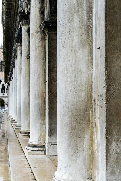2 Aralık 2021 - Venedik, İtalya: Piazza di San Marco 'daki antik sütunlar.