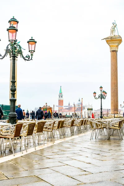 2 Aralık 2021 - Venedik, İtalya: San Marco Meydanı 'ndaki Cafe Chioggia' nın açık terasında masa ve sandalyeler. 