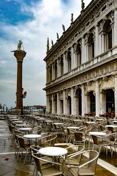 2 Aralık 2021 - Venedik, İtalya: San Marco Meydanı 'ndaki Cafe Chioggia' nın açık terasında masa ve sandalyeler. 