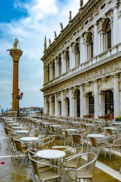 2 Aralık 2021 - Venedik, İtalya: San Marco Meydanı 'ndaki Cafe Chioggia' nın açık terasında masa ve sandalyeler. 