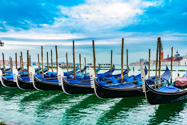 2 Aralık 2021 - Venedik, İtalya: Gondollar Büyük Kanal 'daki San Marco Gondola Servis İstasyonuna demirlediler.