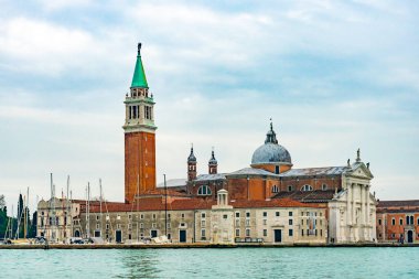 2 Aralık 2021 - İtalya, Venedik: Isola di San Giorgio Maggiore ile Büyük Kanal 'da Chiesa di San Giorgio Maggiore.