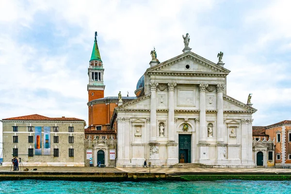 2 Aralık 2021 - İtalya, Venedik: Isola di San Giorgio Maggiore ile Büyük Kanal 'da Chiesa di San Giorgio Maggiore.