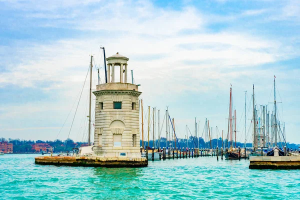 2 Aralık 2021 - Venedik, İtalya: Isola di San Giorgio Maggiore Deniz Feneri.