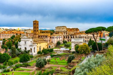 4 Aralık 2022 - Roma, İtalya: Roma Forumu ve Victor Emmanuel Ulusal Anıtı Üzerine Görüş.