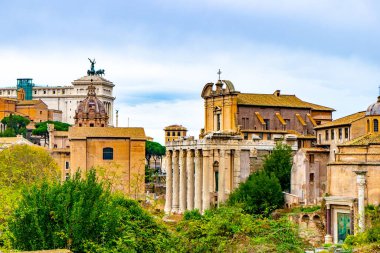 4 Aralık 2022 - Roma, İtalya: Antoninus ve Faustina Tapınağı (Chiesa di San Lorenzo in Miranda).