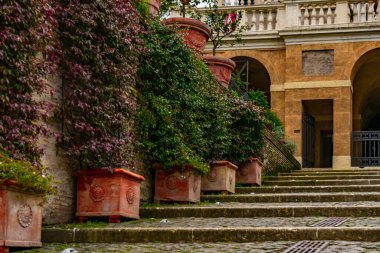 4 Aralık 2022 - Roma, İtalya: Palatine Tepesindeki Uccelliere Farnesiane Merdivenleri.