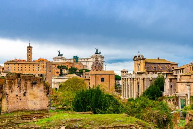 4 Aralık 2022 - Roma, İtalya: Roma Forumu ve Victor Emmanuel Ulusal Anıtı Üzerine Görüş.