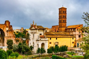 4 Aralık 2022 - Roma, İtalya: Benedettini Olivetani: Manastır S. Maria Nova ve Roma Forumundaki Maxentius ve Konstantin Bazilikası.