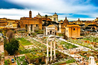 4 Aralık 2022 - Roma, İtalya: Satürn Tapınağı ile Roma Forumu üzerinde panoramik manzara, kemerler ve sütunlar.