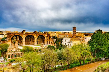 4 Aralık 2022 - Roma, İtalya: Benedettini Olivetani: Manastır S. Maria Nova ve Roma Forumundaki Maxentius ve Konstantin Bazilikası.