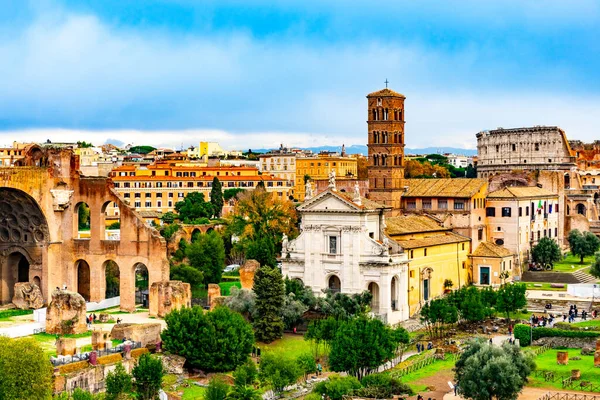 4 Aralık 2022 - Roma, İtalya: Benedettini Olivetani: Manastır S. Maria Nova ve Roma Forumundaki Maxentius ve Konstantin Bazilikası.