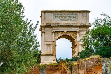 4 Aralık 2022 - Roma, İtalya: Titus 'un Palatine Tepesi Kemeri.