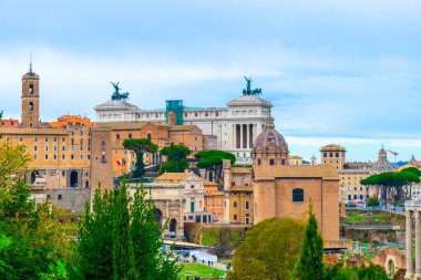 4 Aralık 2022 - Roma, İtalya: Forum Romanum ve Altare della Patria kalıntıları üzerine bir manzara (Victor Emmanuel II Ulusal Anıtı veya Vittoriano).