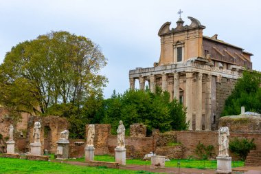 4 Aralık 2022 - Roma, İtalya: Antoninus ve Faustina Tapınağı (Chiesa di San Lorenzo in Miranda).
