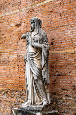 4 Aralık 2022 - Roma, İtalya: Casa delle Vestali 'de Heykel (Vesta Bakireleri Evi).