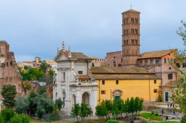 4 Aralık 2022 - Roma, İtalya: Benedettini Olivetani: Manastır S. Maria Nova ve Roma Forumundaki Maxentius ve Konstantin Bazilikası.
