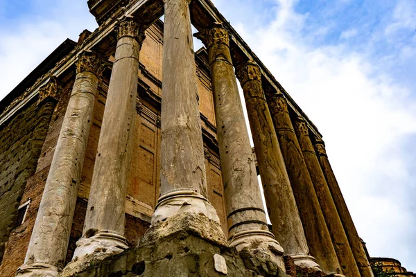 4 Aralık 2022 - Roma, İtalya: Antoninus ve Faustina Tapınağı (Chiesa di San Lorenzo in Miranda).