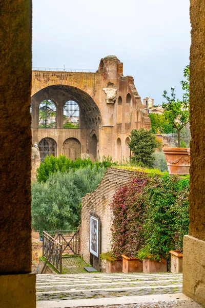 4 Aralık 2022 - Roma, İtalya: Romanyum Forumu ile Kolezyum 'un doğu ucu arasında Velian Tepesi' nde yer alan Venüs ve Roma Tapınağı (Il Tempio di Venere e Roma) kalıntıları.