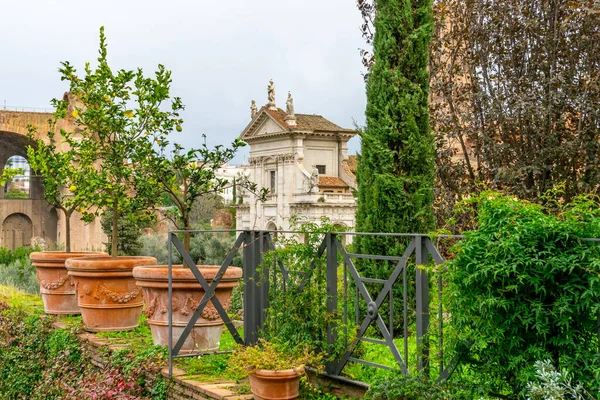 4 Aralık 2022 - Roma, İtalya: Palatine Hill 'deki kilisenin manzarası.