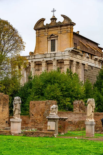 4 Aralık 2022 - Roma, İtalya: Antoninus ve Faustina Tapınağı (Miranda 'da Chiesa di San Lorenzo) Vesta Tapınağı' ndaki antik heykeller sırasıyla.