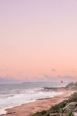 Kwa-Zulu Natal Güney Afrika 'da, Durban yakınlarındaki Umhlanga Kayalıkları' nın plajı boyunca yükseltilmiş manzara.