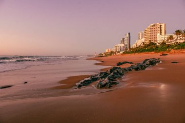 Kwa-Zulu Natal Güney Afrika 'da Durban yakınlarındaki Umhlanga Kayalıkları' nın sahil manzarası