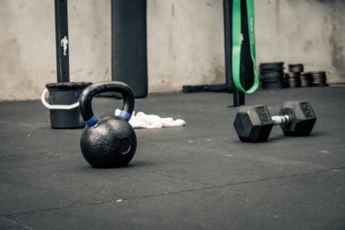Spor salonunun zemininde dambıllar ve dambıllar.