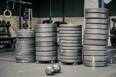 Ağırlık yığını bir kuvvet ve kondisyon spor salonunda