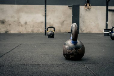 Spor salonunun zemininde dambıllar ve dambıllar.