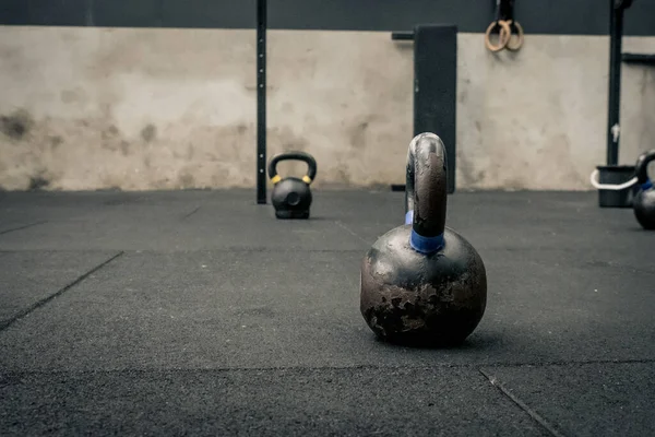 Spor salonunun zemininde dambıllar ve dambıllar.