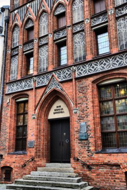 Polonya 'nın ortaçağ kenti Torun' daki farklı turistik yerlerin manzaraları. Nicolaus Kopernik şehri. Belediye Binası Meydanı