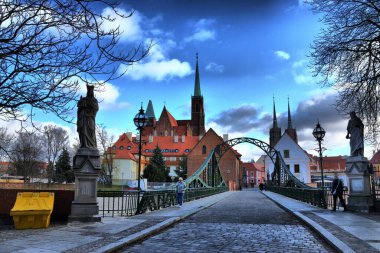 Polonya 'nın Wroclaw (Breslau, Wroclaw) kentindeki farklı turistik bölgelerin manzaraları. Kiliseye. Ostrow Tumsky. Katedral
