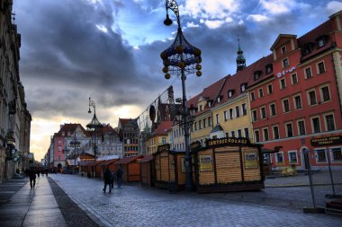 Polonya 'nın Wroclaw (Breslau, Wroclaw) kentindeki farklı turistik bölgelerin manzaraları. Kiliseye. Ostrow Tumsky. Katedral. Old Town Hall Meydanı