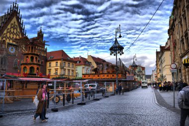Polonya 'nın Wroclaw (Breslau, Wroclaw) kentindeki farklı turistik bölgelerin manzaraları. Kiliseye. Ostrow Tumsky. Katedral. Old Town Hall Meydanı