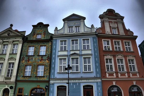 Poznan, Polonya 'daki farklı turistik yerlerin manzarası. Belediye Binası Meydanı. Balıkçı Evleri