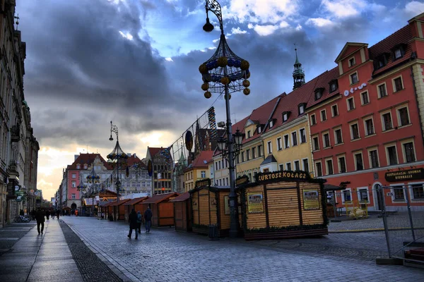 Polonya 'nın Wroclaw (Breslau, Wroclaw) kentindeki farklı turistik bölgelerin manzaraları. Kiliseye. Ostrow Tumsky. Katedral. Old Town Hall Meydanı