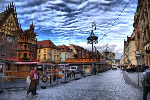 Polonya 'nın Wroclaw (Breslau, Wroclaw) kentindeki farklı turistik bölgelerin manzaraları. Kiliseye. Ostrow Tumsky. Katedral. Old Town Hall Meydanı
