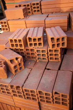 İnşaat için kırmızı delikli tuğla blokları yığını