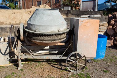 Güneşli bir günde inşaat için küçük beton karıştırıcı