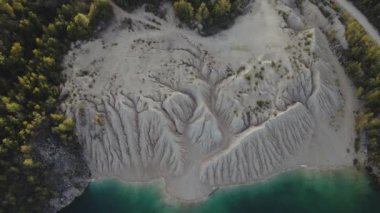 Kumlu bir sahil, kumlu kayalar, beyaz kum ve dalgalı bir nehir. Okyanus, deniz. Cennet. İnanılmaz berrak ve turkuaz su..