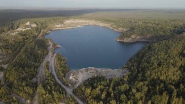 Kumlu bir sahil, kumlu kayalar, beyaz kum ve dalgalı bir nehir. Okyanus, deniz. Cennet. İnanılmaz berrak ve turkuaz su..