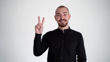 Gülümseyen sakallı, bin yıllık profesyonel iş adamı kameraya bakıyor. Kendine güveni olan yakışıklı, zeki, genç, yetişkin girişimci, lider, yönetici pozu veren. Yüz görünümlü iş portresini kapat