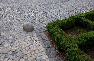 Büyük parke küpleriyle dolu bir kare. Taş granit ve bazalt. Şehrin tarihi merkezinde arabaların ve limuzinlerin döndüğü bir onur mahkemesi. Süslü Fransız tarzında budanmış çalılar