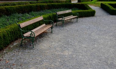Boxwood çitleri olan yaz şatosu parterre dürüstçe budanmış, yolu bej sıkıştırılmış çakıl yolu boyunca uzanır. Boxwood 'un şekli de güzel, içinde uzun ömürlü mavi bir örtü var.